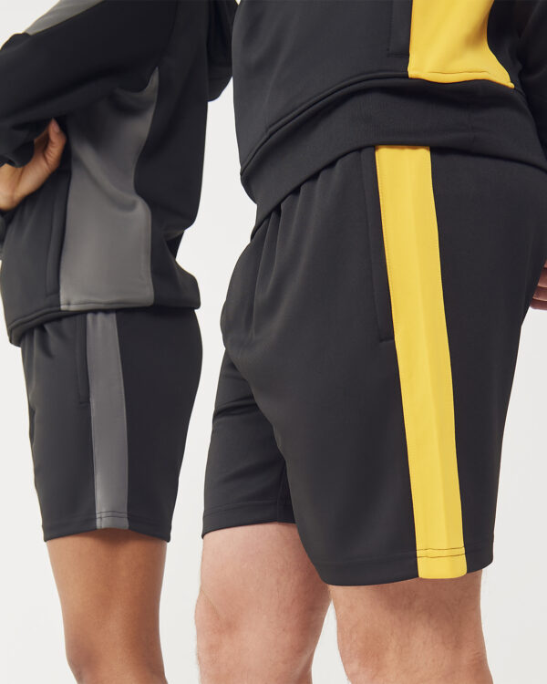 Knitted shorts with zip pockets