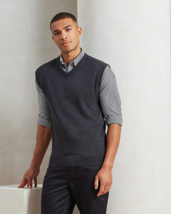 Sleeveless knitted sweater